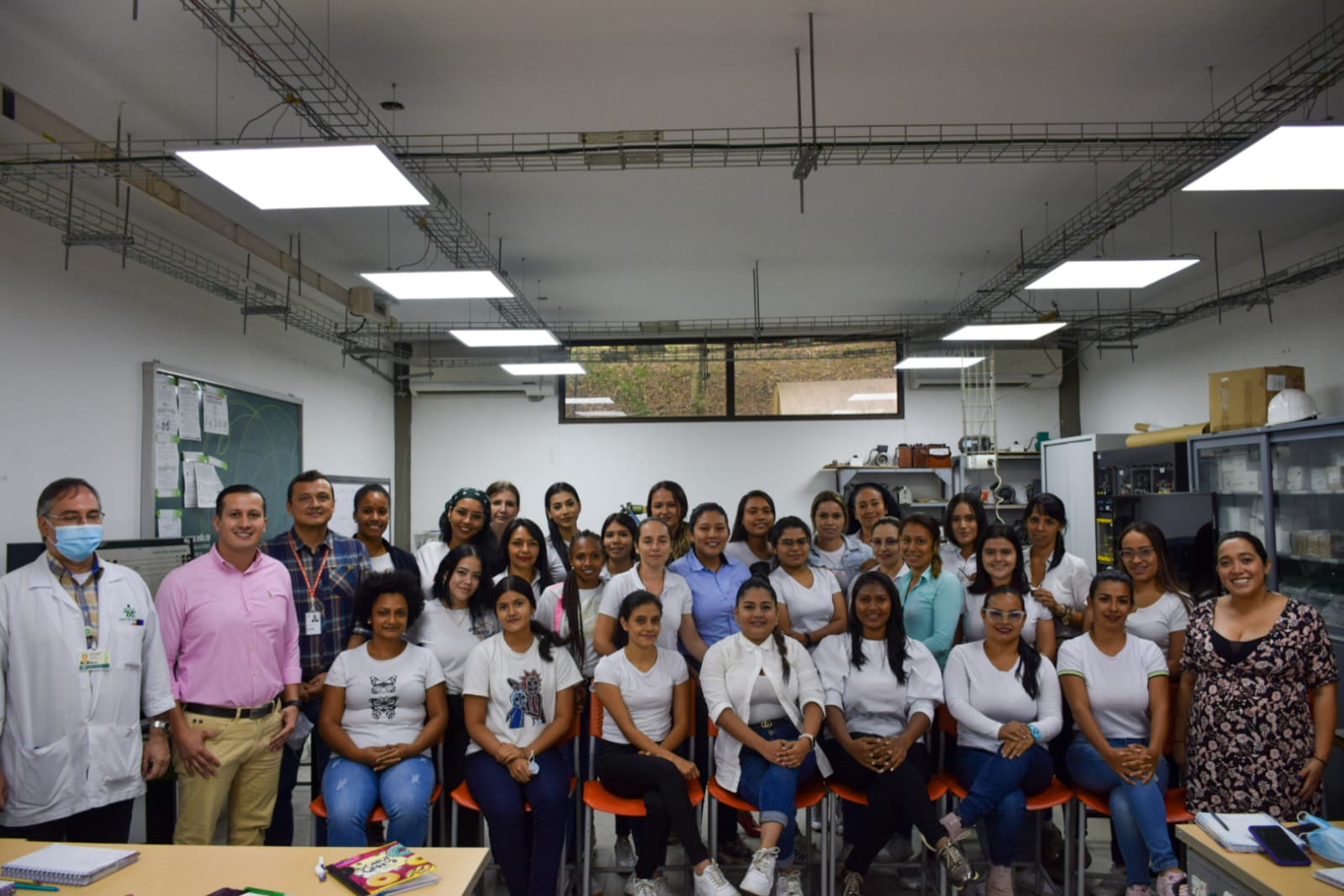 Grupo de 30 mujeres estudiantes de Tecnología en Electricidad Industrial Grupo de 30 mujeres estudiantes de Tecnología en Electricidad Industrial